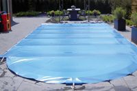 Mit einer Schwimmbad Rollschutz Abdeckung bleibt der Pool sauber